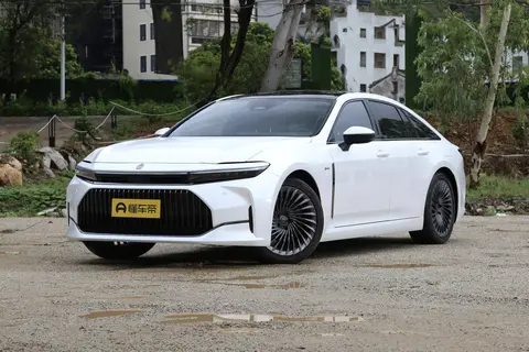 30 万级进口商务轿车,皇冠两款配置如何适配接待场景?